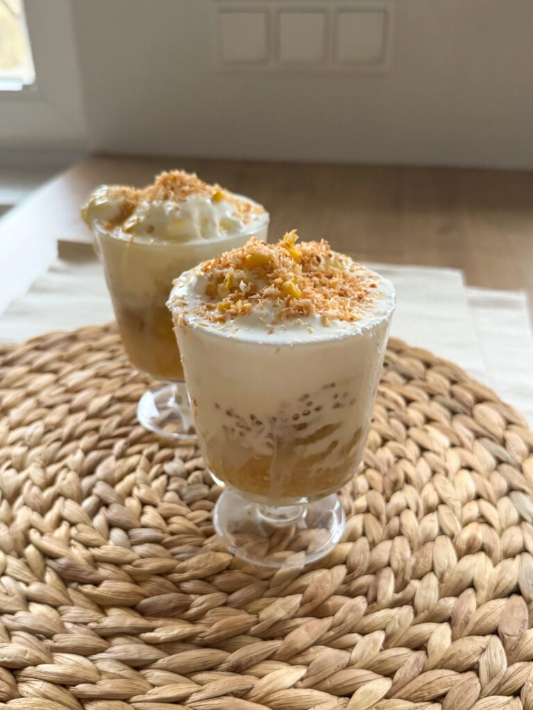 2 pucharki z halo-halo. Kolorowe warstwy składników przełożone kruszonym lodem. Halo-halo to definicja słodkiego orzeźwienia. Chrupiące wiórki kokosowe, sprężysta tapioka, słodki banan i kremowe lody to przepis na wytchnienie w upalne dni. Halo-halo to mieszanka smaków i kultur przywieziona prosto z Filipin.