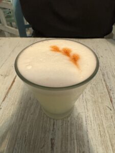 Pisco to najpopularniejszy alkohol w Peru. Pisco sour to rodzima wersja drinka whisky sour, jednak z wyraźnym twistem peruwiańskim. Pisco sour znajdziesz w każdym barze i restauracji w Peru.