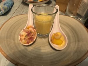 Leche de tigre to popularna przystawka w Peru. Choć nazwa może sugerować powiązanie z tygrysem, to nic bardziej mylnego. Leche de tigre to po prostu marynata z ceviche – sok z limonki, czosnek, cebula, chilli i odrobina rybnego posmaku. Uwaga! Danie jest bardzo kwaśne.