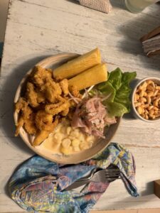 Ceviche to nieoficjalne danie narodowe Peru. Choć potrawa jest popularna w wielu krajach Ameryki Środkowej, to prawdopodobnie pochodzi z Peru, o czym Peruwiańczycy mówią z dumą.W Peru ceviche podaje się jako kawałki surowej ryby lub owoców morza, zalane sokiem z limonki z dodatkiem cebuli i papryczki chilli. Danie z pewnością orzeźwi Cię w gorący dzień.