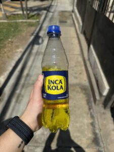 Inka Kola to najbardziej kultowa marka napoju w Peru, której charakterystyczny żółty kolor od razu przyciąga wzrok. W smaku przypomina Oranżadę Helenę. Można ją znaleźć w każdym markecie i jest częstą pamiątką z wakacji.