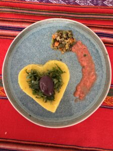 Causa limeña to popularna przystawka w całym Peru. Składa się z warstw puree ziemniaczanego, przełożonych innymi składnikami: zazwyczaj białym mięsem, komosą ryżową lub warzywami.