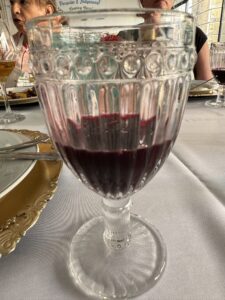 Chicha morada to napój łudząco podobny do naszego kompotu, przygotowany z gotowanych owoców i soku. Swój nietypowy kolor zawdzięcza fioletowej odmianie kukurydzy.