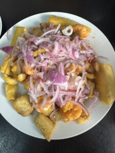 Chicharrón to smażone na głębokim tłuszczu mięso, szczególnie wieprzowe, często stanowiące składnik kanapek (sanguche de chicharrón) lub samodzielną pozycję w menu. Polecamy spróbować chicharrón de mariscos, czyli smażonych owoców morza, w Limie dostępnych także jako jalea.