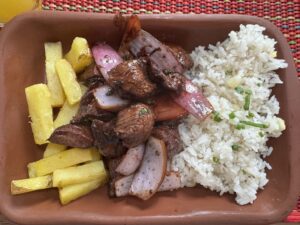 Lomo saltado to jedno z najpopularniejszych dań w Peru. Ten przysmak znajdziesz w każdej restauracji serwującej kuchnię peruwiańską, ale i… chińską! Potrawa opowiada historię chińskich emigrantów, którzy musieli zaadaptować się do latynoskich warunków. Składa się z pasków wołowiny smażonych na woku z sosem sojowym, cebulą i pomidorami. Lomo saltado powinno być podane z ryżem i frytkami (koniecznie razem).