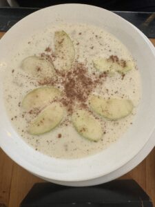 Komosa ryżowa (quinoa) to nieodłączny składnik rdzennej kuchni peruwiańskiej. Przypomina nam kaszę i często bywa podawana w podobny sposób. Warto jednak spróbować innych dań opartych na komosie, takich jak np. owsianka z quinoą!