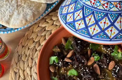 Tajine (Tadżin) z wołowiną, suszonymi śliwkami, migdałami i marokańskimi przyprawami. Łatwy przepis na marokański Tadżin. Co zjeść w Maroku i jak przygotować wołowinę ze śliwkami.