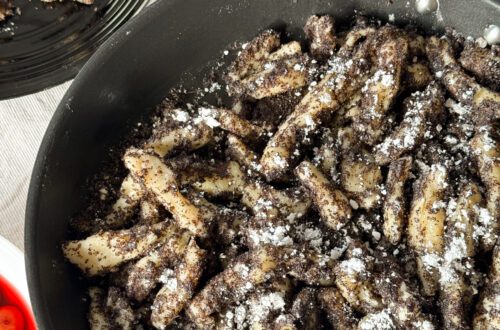 Mohnnudeln, czyli kluski makowe, to tradycyjna austriacka potrawa, która zachwyca prostotą i smakiem. Ziemniaczane kluski obtoczone w słodkiej makowej posypce to idealna propozycja na kolację, podwieczorek lub słodki obiad.