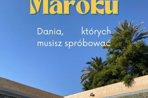 Stół pełen tradycyjnych marokańskich potraw: Tadżin, miska kuskusu i świeża mięta do herbaty. Kompletny przewodnik: Co zjeść w Maroku? Najlepsze dania, desery i street food w Maroku.