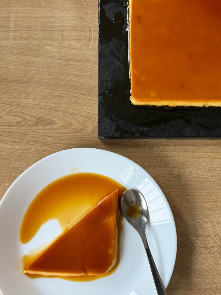 Flan Mexicano - Odkryj przepis na meksykański flan – kremowy deser z karmelowym sosem, idealny na każdą okazję. Prosty, pyszny i pełen smaku!