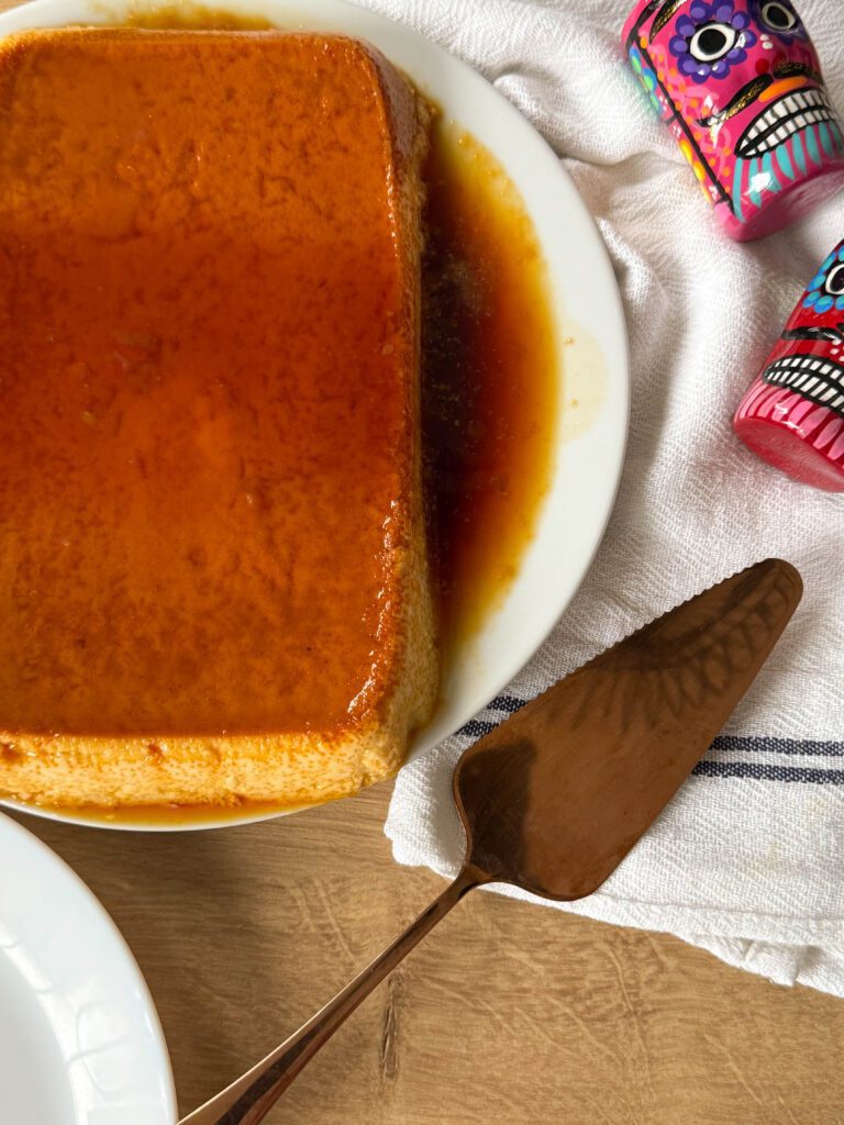 Flan Mexicano - Odkryj przepis na meksykański flan – kremowy deser z karmelowym sosem, idealny na każdą okazję. Prosty, pyszny i pełen smaku!