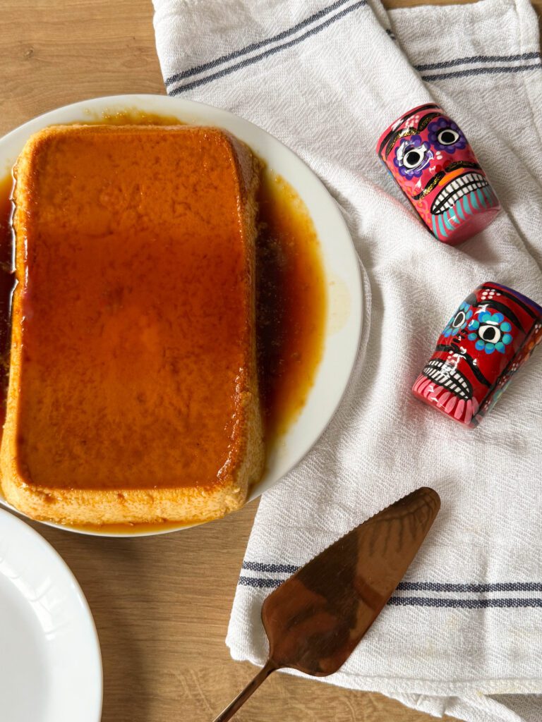 Flan Mexicano - Odkryj przepis na meksykański flan – kremowy deser z karmelowym sosem, idealny na każdą okazję. Prosty, pyszny i pełen smaku!