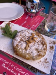 Pastilla z kurczakiem w La Cantine des Gazelles (Marrakesz).