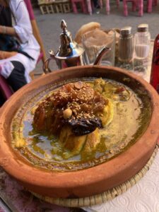 Tadżin z morelami w La Cantine Des Gazelles (Marrakesz).