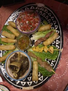 Plater degustacyjny Tajine wa Tanjia (Rabat). Tanjia w niebieskiej miseczce.