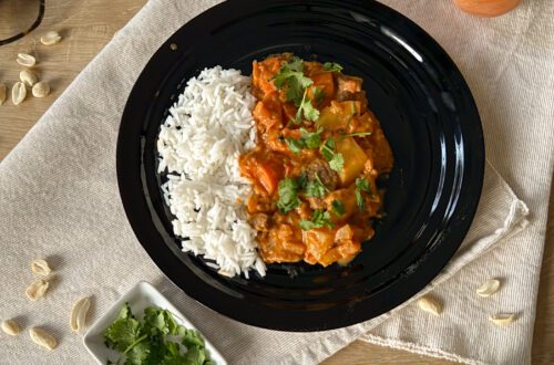 Domoda: Afrykański gulasz z orzeszków ziemnych i masła orzechowego, z wołowiną, podawany z ryżem. Łatwy przepis na Domoda. Tradycyjne danie z Gambii.