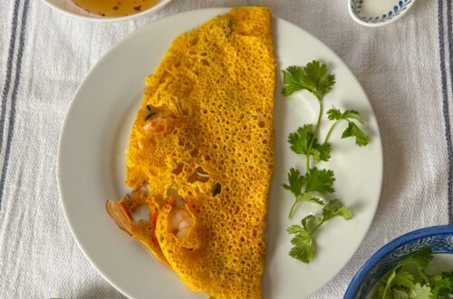 Bánh Xèo na patelni lub talerzu. Łatwy przepis na Bánh Xèo - chrupiący wietnamski naleśnik z mąki ryżowej, faszerowany krewetkami i kiełkami fasoli. Jak zrobić wietnamski street food w domu?