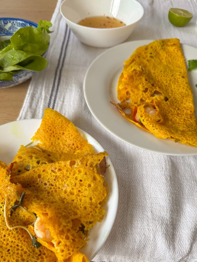  Banh xeo - wietnamskie naleśniki z krewetkami Chrupiący naleśnik, soczysta krewetka i aromatyczny boczek – wszystko to znajdziesz w Banh Xeo. Ten wietnamski przysmak przeniesie Cię prosto do serca Azji Południowo-Wschodniej. Obiad w 20 minut? Tak, to możliwe – ten przepis jest prosty, egzotyczny i pyszny.