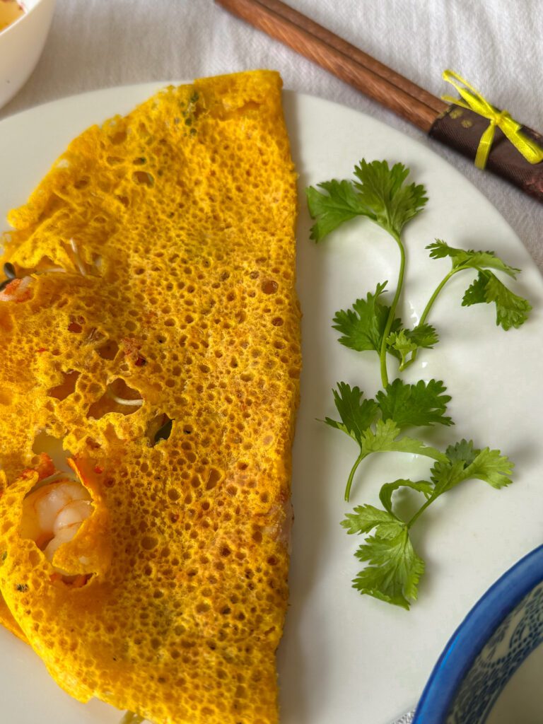  Banh xeo - wietnamskie naleśniki z krewetkami Chrupiący naleśnik, soczysta krewetka i aromatyczny boczek – wszystko to znajdziesz w Banh Xeo. Ten wietnamski przysmak przeniesie Cię prosto do serca Azji Południowo-Wschodniej. Obiad w 20 minut? Tak, to możliwe – ten przepis jest prosty, egzotyczny i pyszny.