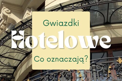 Symboliczne pięć gwiazdek hotelowych na fasadzie budynku lub w logo. System klasyfikacji: Jak są przyznawane gwiazdki hotelowe (1 do 5) i co oznaczają poszczególne standardy usług i wyposażenia. Artykuł o międzynarodowym systemie oceny hoteli.