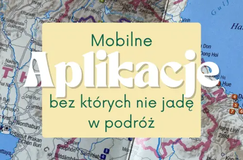 Smartfon z widocznymi ikonami aplikacji podróżnych na tle mapy lub lotniska. Niezbędne aplikacje na wakacje i podróże – nawigacja offline, rezerwacja lotów i noclegów. Najlepsze aplikacje mobilne dla podróżników.