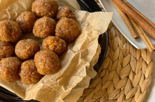 Cocadas (kokosowe cukierki/ciasteczka) ułożone na talerzu. Łatwy przepis na Cocadas – tradycyjne, słodkie ciasteczka z kokosa i mleka skondensowanego. Przepis na słodycze Panamy.