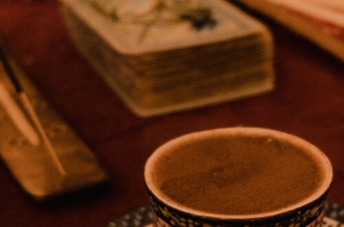 Filiżanka kawy (może kolumbijskiej lub brazylijskiej) na stole. Duchowość i religijność w Ameryce Południowej: wpływ katolicyzmu, tradycyjnych wierzeń i codziennego życia na wiarę. Artykuł o kulturze i wierzeniach w Ameryce Łacińskiej.