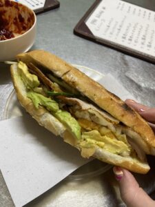 Banh mi - mokry sen wszystkich osób jadących do Wietnamu. Kto by się spodziewał, że bagietka w azjatyckiej wersji będzie tak dobra? Zwykle do Banh Mi używa się pasztetu (pâté), różnych rodzajów szynki, warzyw i ziół. Istnieją jednak wariacje z awokado czy jajkiem.