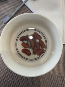 Chè oznacza wietnamskie napoje, zupy lub puddingi na słodko. Zwykle opierają się na bazie nasion gotowanych aż do uzyskania zawiesiny. Częstą bazą jest czerwona fasola, nasiona lotosu, tapioka czy nasiona fasoli mung. Zupa ma bardzo charakterystyczny smak. Można ją spotkać na straganach, a także na śniadaniach hotelowych.