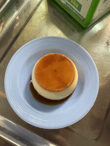 Karamen to ewidentna spuścizna kolonializmu. Deser bardzo przypomina flan mexicano lub leche flan używany do halo-halo. Ma ewidentny twist wietnamski, prawdopodobnie przez użycie mleka kokosowego.