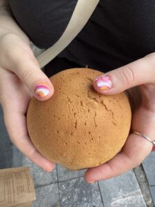 Roti to słodka przekąska, która podbiła Hanoi. Do King Roti - najsłynniejszego punktu - ustawiają się tłumy Wietnamczyków. Warto ustawić się razem z nimi. Roti w Wietnamie to słodka bułeczka z chrupką polewą i kremowym wnętrzem.