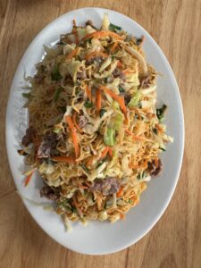 Podobnie jak smażony ryż, smażony makaron jest szybkim daniem serwowanym w wielu restauracjach. Ma wiele wariantów.