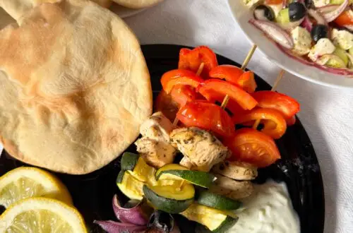 Gotowe Souvlaki (szaszłyki) z grillowanego mięsa z cytryną. Łatwy i szybki przepis na Souvlaki - jak zrobić grecki street food z sosem Tzatziki w domu. Tradycyjna kuchnia grecka.