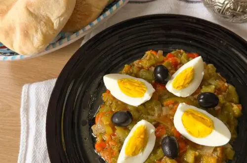 Gotowa sałatka Mechouia (Slata Mechouia). Łatwy przepis krok po kroku na tunezyjską sałatkę z grillowanych warzyw (papryka, pomidory). Tradycyjna kuchnia tunezyjska w Twoim domu.