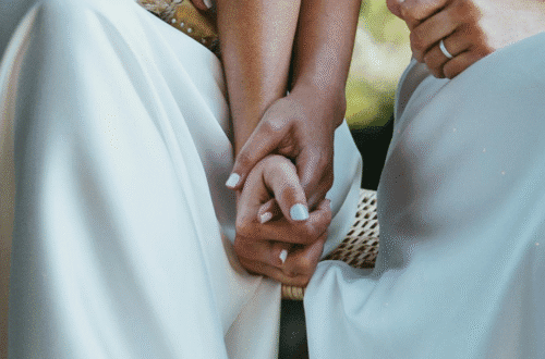 Dwie panny młode trzymające się za ręce, w dniu ślubu. Artykuł o wprowadzeniu równości małżeńskiej i legalizacji ślubów jednopłciowych w Grecji. Prawa osób LGBTQ+ i małżeństwa dla par homoseksualnych.