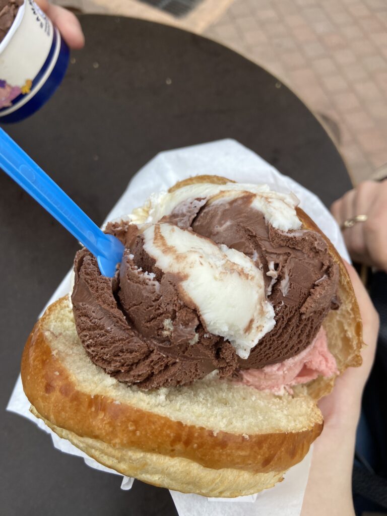 Brioszka z zaskakująco dobrymi lodami w Etnaland.