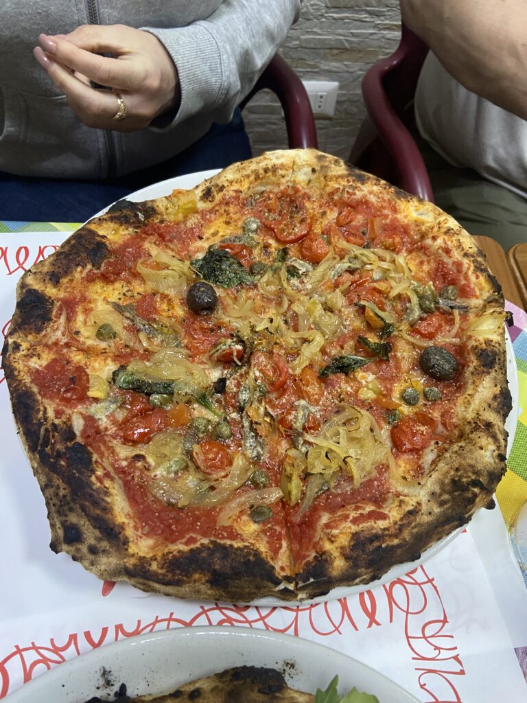 pizza sycylijska z anchovies i cebulą