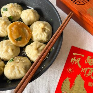 patelnia_chinskich_sheng_jian_bao_smazonych_buleczek_posypanych_sezamem_i_szczypiorkiem