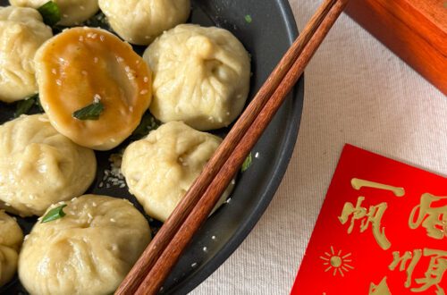 patelnia_chinskich_sheng_jian_bao_smazonych_buleczek_posypanych_sezamem_i_szczypiorkiem