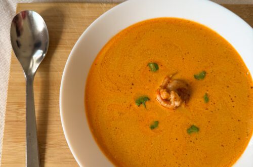 miska_goracego_bisque_zupy_krem_z_owocow_morza_dekoracja_swiezymi_ziolami_krewetki