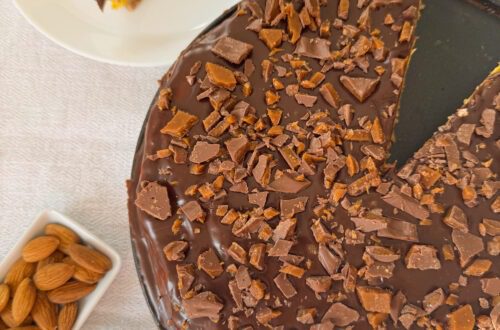 ciasto_daim_tarta_migdalowa_z_kremem_i_pokruszonym_karmelem_przepis