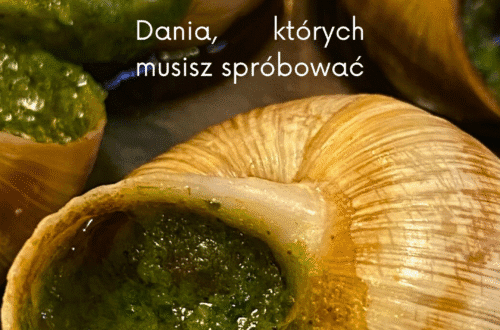 Zbliżenie na tradycyjne francuskie ślimaki Escargots w maśle czosnkowo-pietruszkowym. Obowiązkowy przysmak z listy 12 dań co zjeść we Francji - najlepsze francuskie specjały kulinarnie.