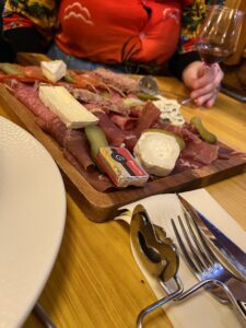 Deska serów i szynek