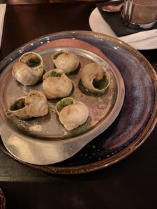 Ślimaki z czosnkiem i przyprawami.