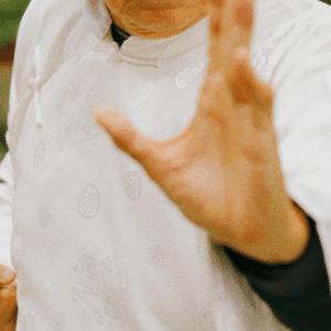 Tai chi to sztuka spokoju, chińska praktyka płynnych ruchów dla zdrowia i relaksu, seniorzy ćwiczący na świeżym powietrzu w Chinach, tradycja i technika tai chi.