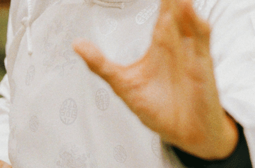 Tai chi to sztuka spokoju, chińska praktyka płynnych ruchów dla zdrowia i relaksu, seniorzy ćwiczący na świeżym powietrzu w Chinach, tradycja i technika tai chi.