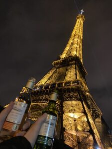 Wino przy Wieży Eiffla.