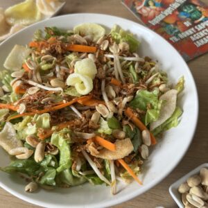 Asinan Sayur - tradycyjna indonezyjska sałatka warzywna w kwaśno-słodkiej zalewie z octem i orzeszkami ziemnymi, popularny przepis z Dżakarty.