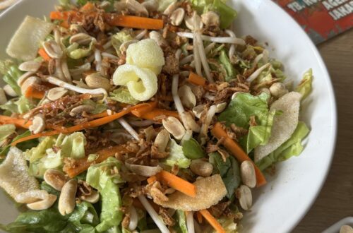 Asinan Sayur - tradycyjna indonezyjska sałatka warzywna w kwaśno-słodkiej zalewie z octem i orzeszkami ziemnymi, popularny przepis z Dżakarty.