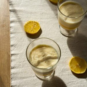 Citronfromage - tradycyjny duński deser cytrynowy, lekki i puszysty mus z cytryny podawany w szklance, popularny przepis z Danii.